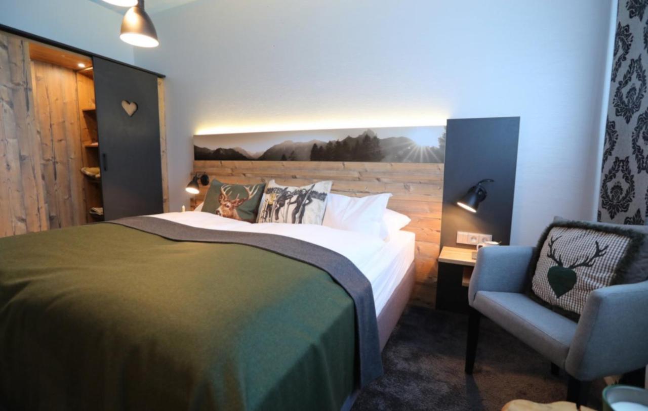 Home-Hotel Salzberg Berchtesgaden Exterior photo A room at the Hotel Waldhaus Flims